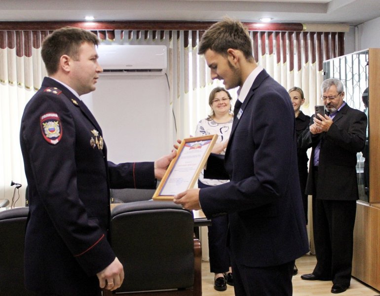 Надымские полицейские наградили юного пангодинца за спасение утопающего