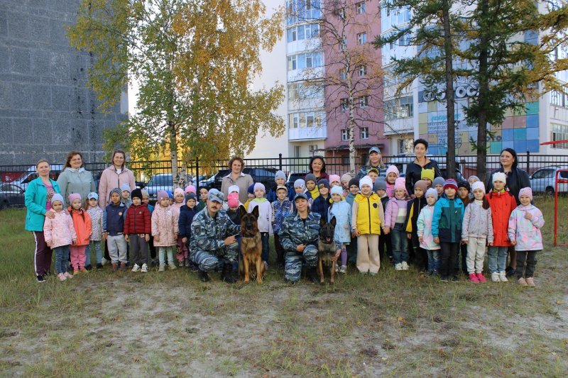 Полицейские Надыма провели экскурсию-демонстрацию для воспитанников детского сада