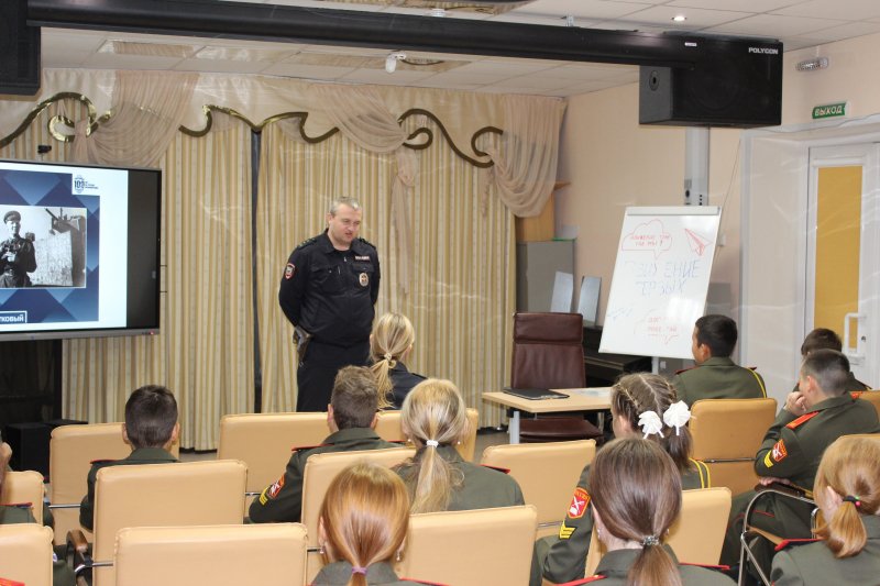 Надымские полицейские встретились с кадетами накануне 100-летнего юбилея службы участковых уполномоченных полиции