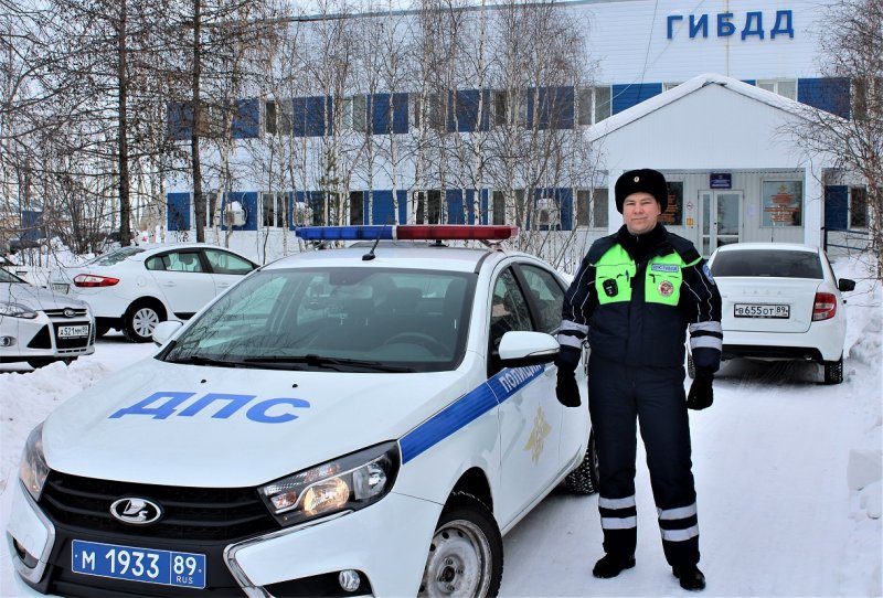 Жительница Надымского района поблагодарила сотрудника ДПС за помощь, оказанную на загородной автотрассе